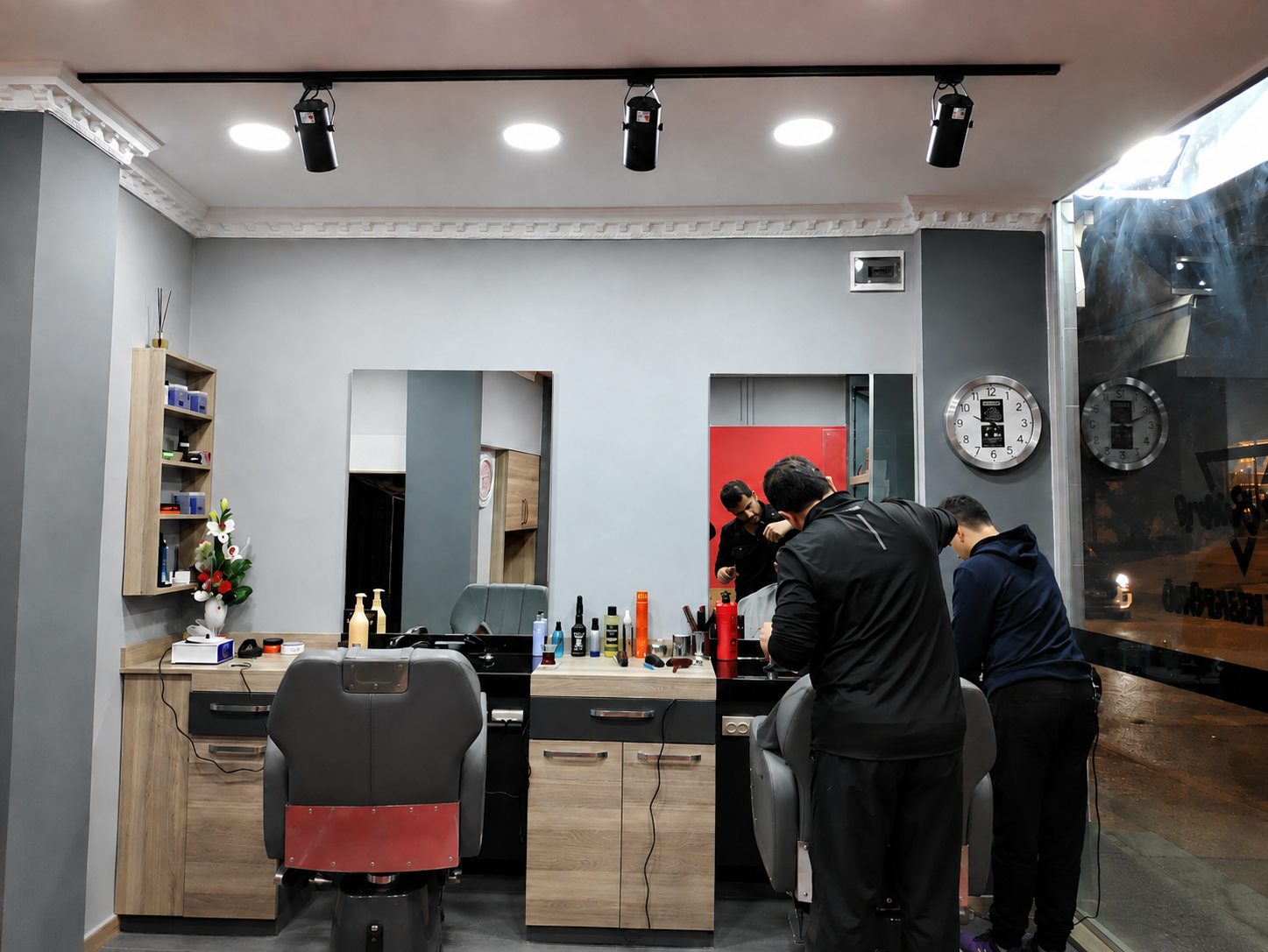 Salon By Şükrü'de profesyonel saç kesimi uygulaması